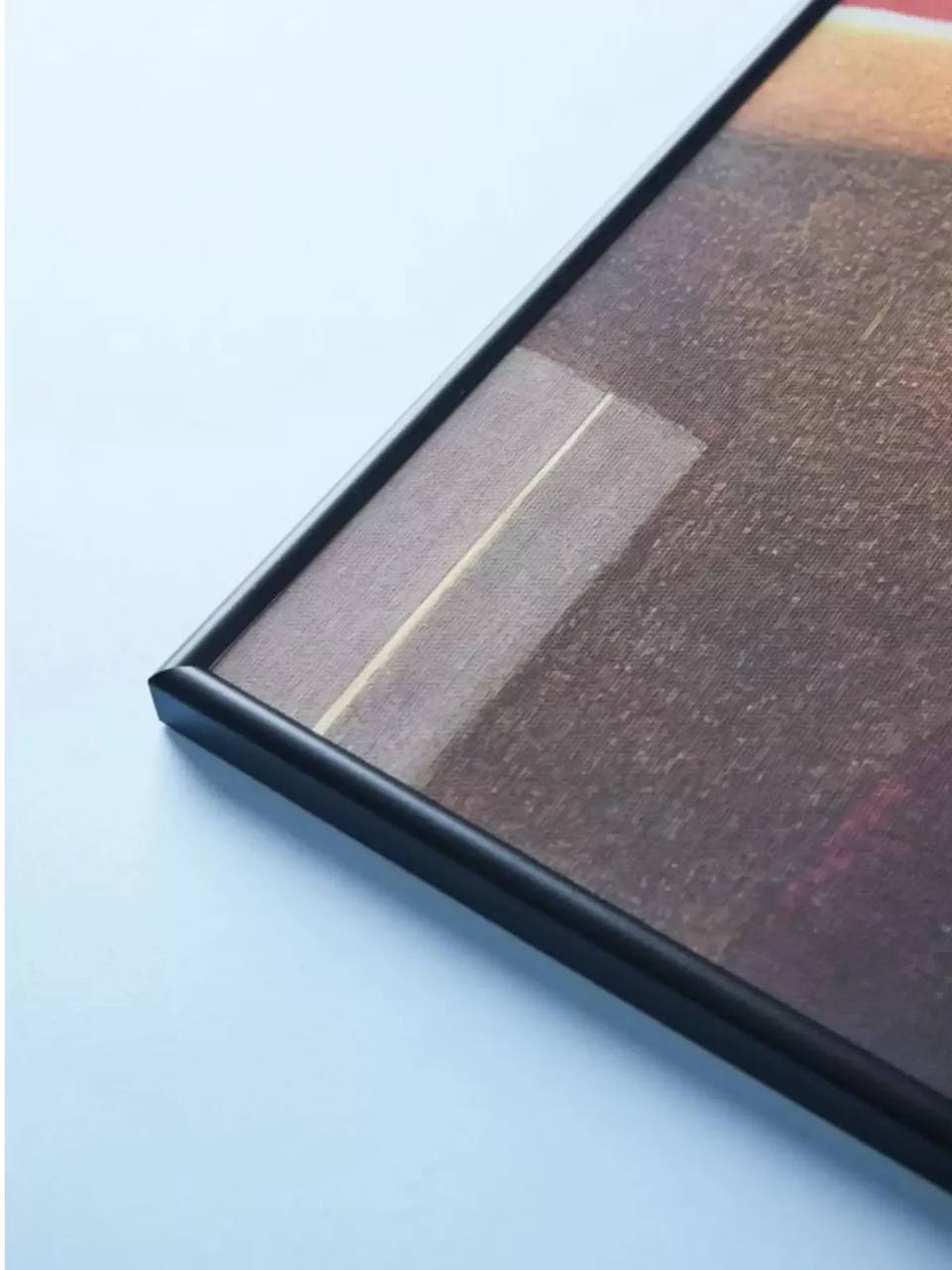 Крупный план: тонкий профиль алюминиевой рамы