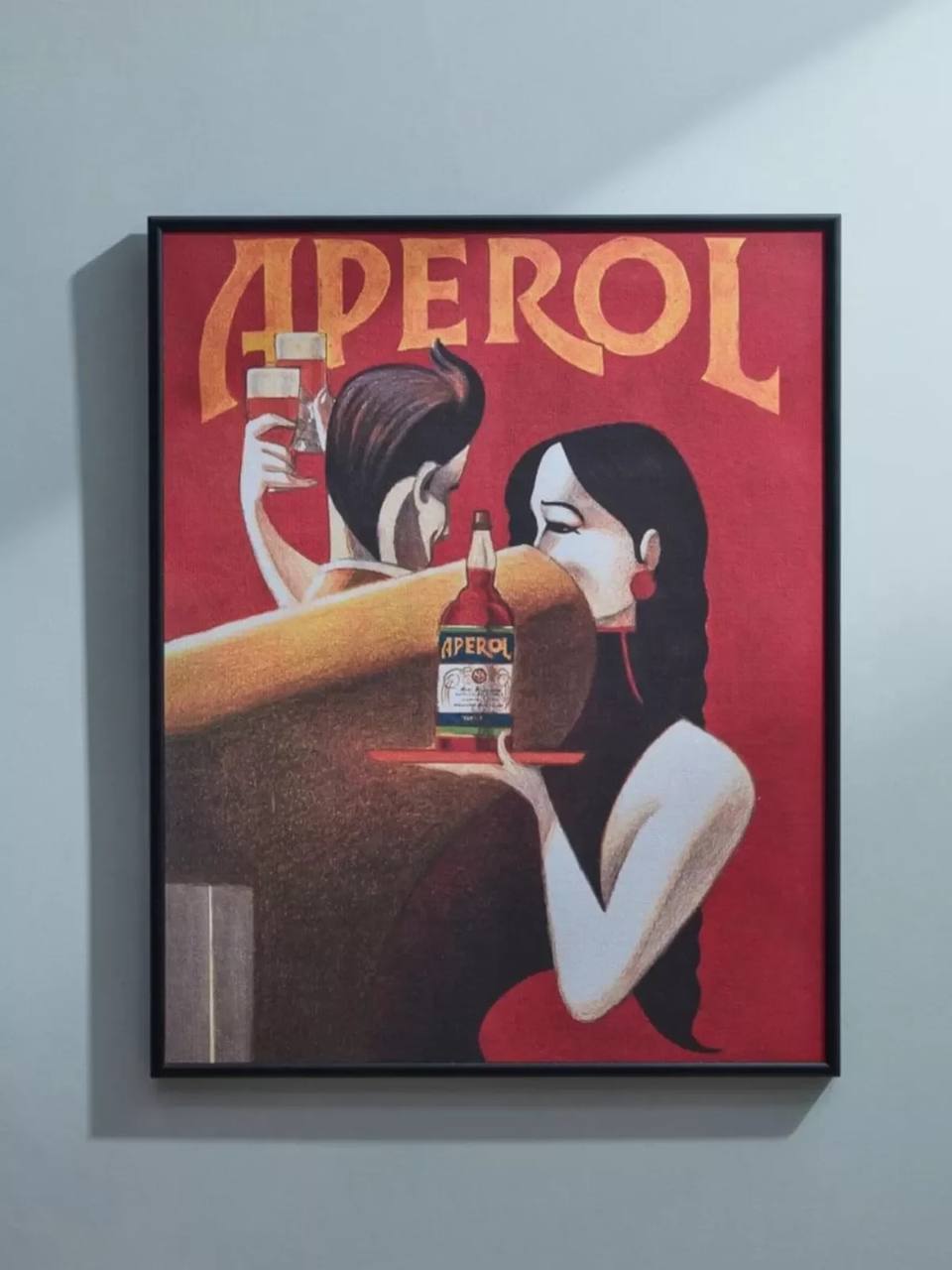 Постер Aperol в чёрной алюминиевой раме на стене