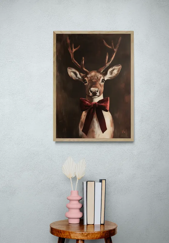 Постер «Элегантный олень с бабочкой» над диваном в гостиной