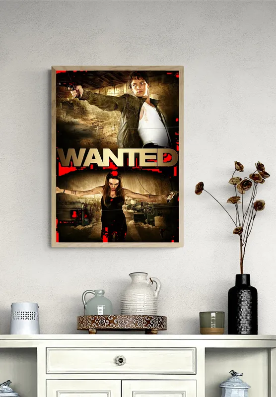 Постер «Особо опасен. Висли и Фокс» над диваном в гостиной