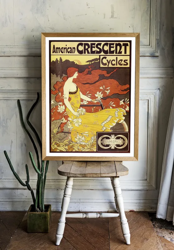 Постер «Art Nouveau реклама велосипедов American Crescent» над диваном в гостиной