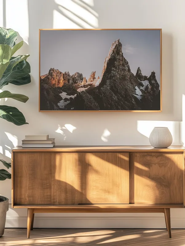 Постер «Рассвет в Доломитовых Альпах» над диваном в гостиной
