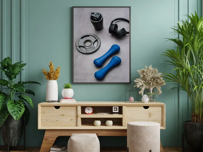 Постер «Предметы для фитнеса» на стене в офисе