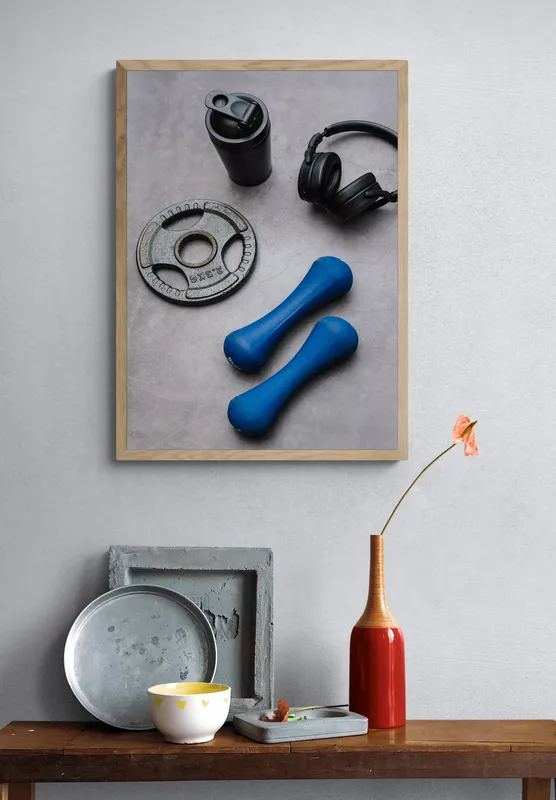 Постер «Предметы для фитнеса» над диваном в гостиной