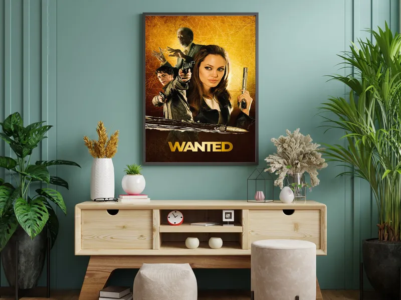 Постер «Особо опасен. Персонажи» над диваном в гостиной