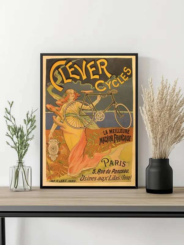 Постер «Велосипеды - Умные циклы» над диваном в гостиной