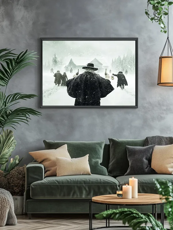 Постер «Омерзительная восьмёрка - Афиша» над диваном в гостиной