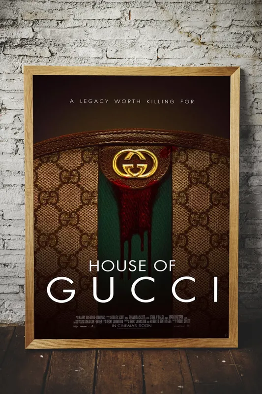 Постер «Дом Гуччи» на стене в офисе