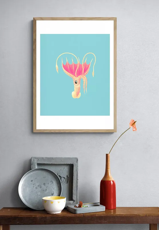 Постер «Розовый Кальмар» над диваном в гостиной