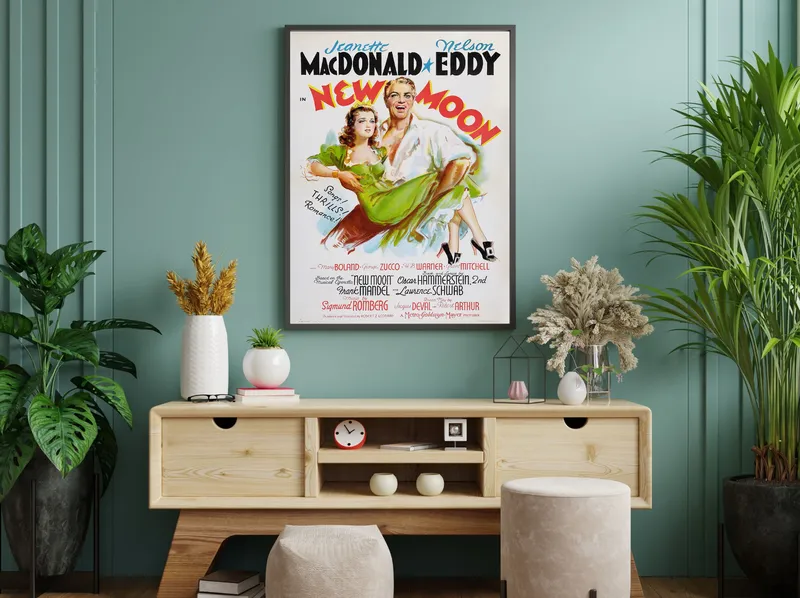 Постер «Новолуние 1940» на стене в офисе