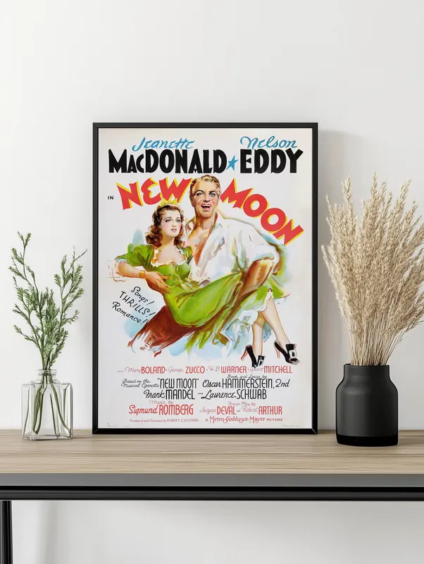 Постер «Новолуние 1940» над диваном в гостиной