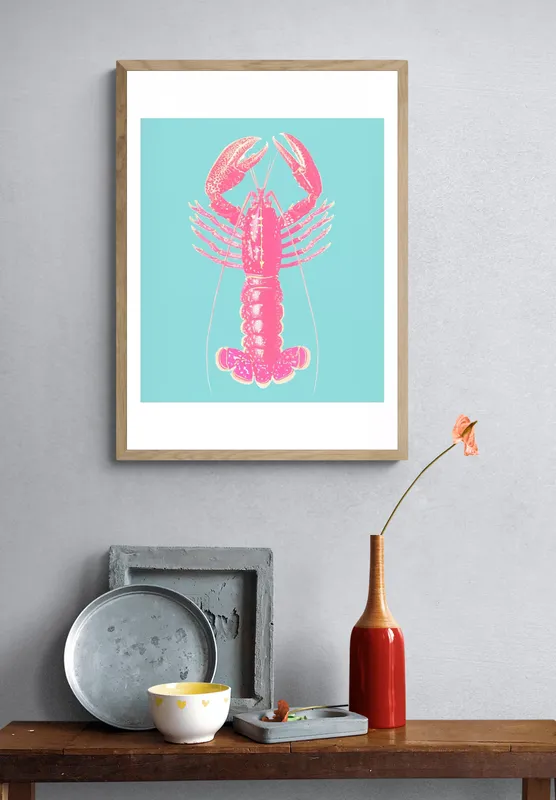 Постер «Розовый Лобстер» над диваном в гостиной