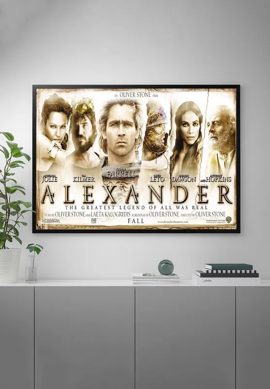 Постер «Александр» над диваном в гостиной