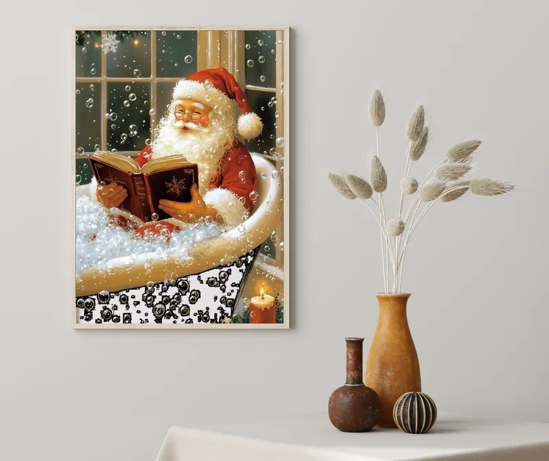 Постер «Санта в теплой ванне» над диваном в гостиной