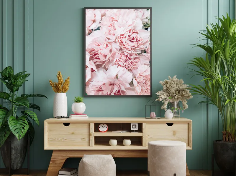 Постер «Прекрасные пионы» на стене в офисе