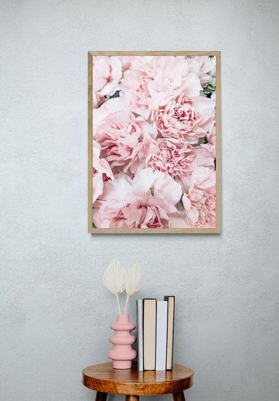 Постер «Прекрасные пионы» над диваном в гостиной