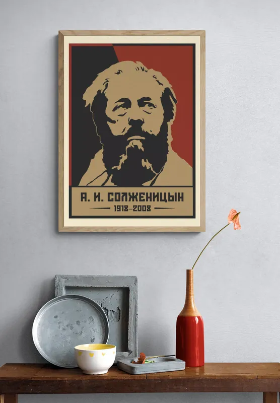 Постер «А. И. Солженицын» над диваном в гостиной
