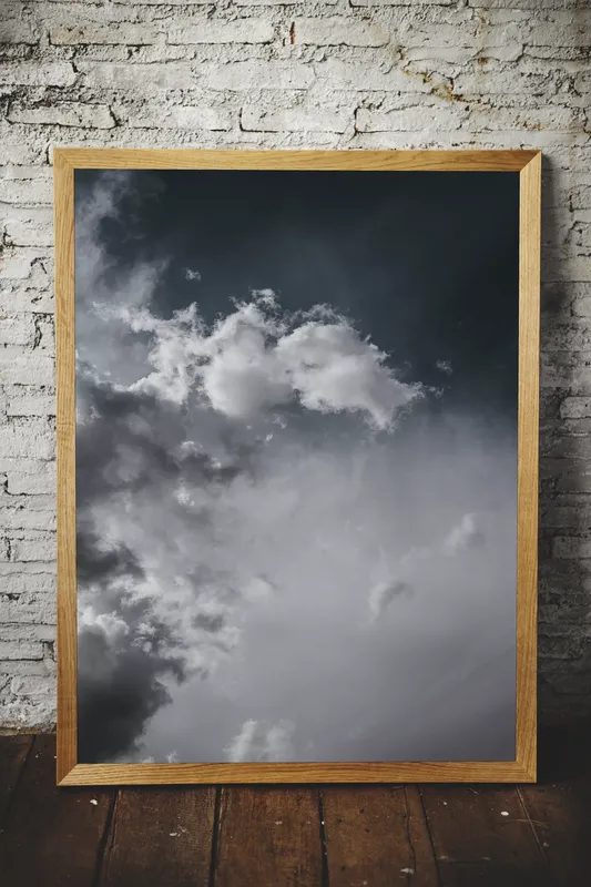 Постер «Облачное небо» на стене в офисе