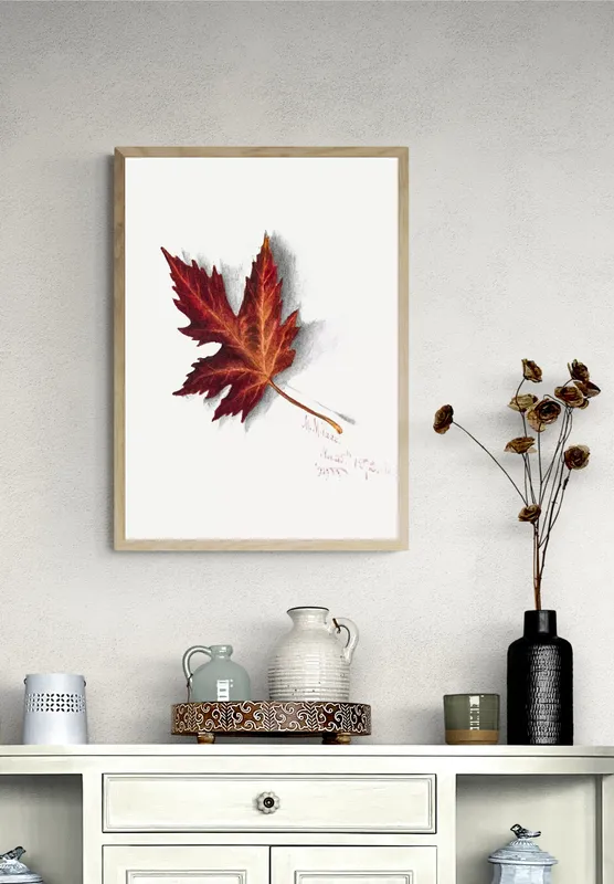 Постер «Листья - Кленовый лист» над диваном в гостиной