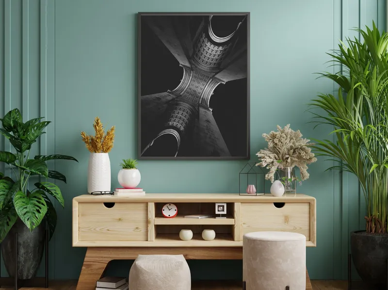 Постер «Триумфальная арка Парижа» на стене в офисе