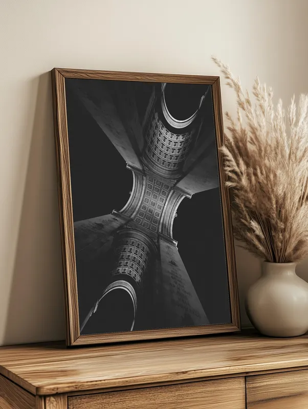 Постер «Триумфальная арка Парижа» над диваном в гостиной