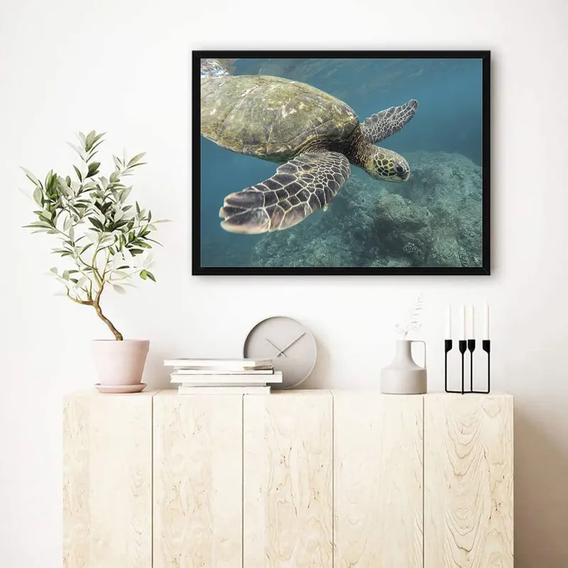 Постер «Черепаха под водой в Оаху - Гавайи» над диваном в гостиной