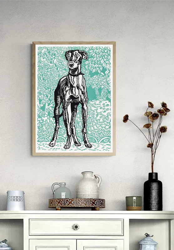 Постер «Мориц Юнг - Грейхаунд гравюра» над диваном в гостиной