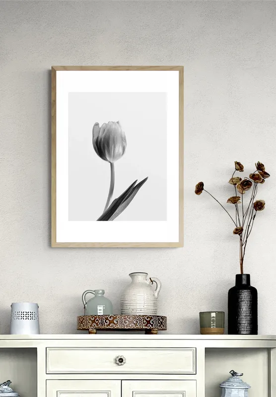 Постер «Одинокий Тюльпан» над диваном в гостиной