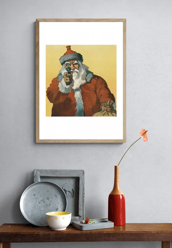 Постер «Злой Санта» над диваном в гостиной