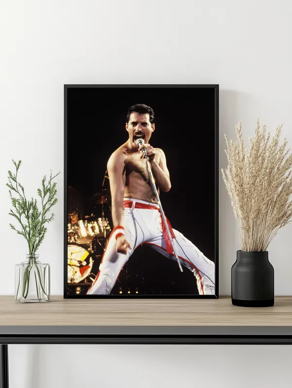 Постер «Фредди Меркьюри - Концерт» на стене в офисе