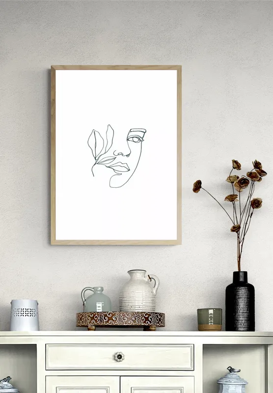 Постер «Черты лица» над диваном в гостиной