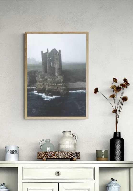 Постер «Замок Кейсс» на стене в офисе