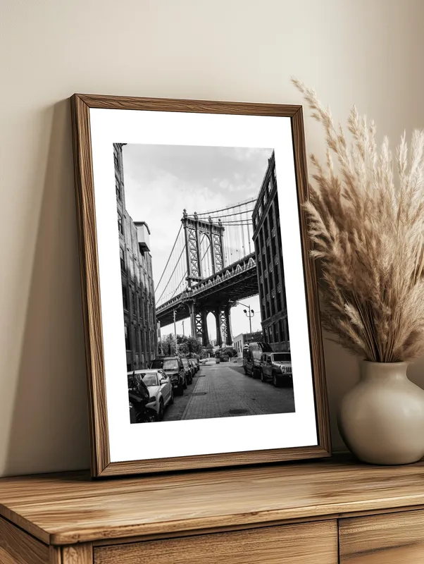 Постер «Манхэттенский Мост в Нью-Йорке» над диваном в гостиной