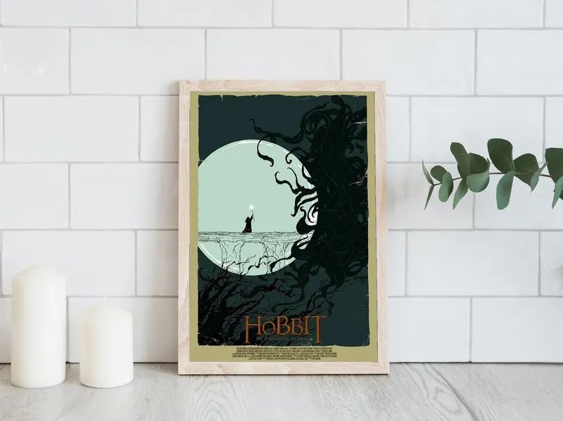Постер «Хоббит» над диваном в гостиной