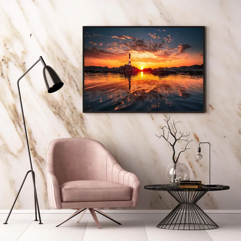 Постер «Закат над морем» над диваном в гостиной