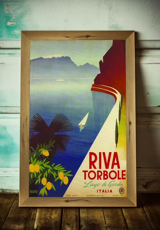 Постер «Путешествие в Италию» над диваном в гостиной