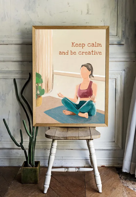 Постер «Поза йоги» над диваном в гостиной