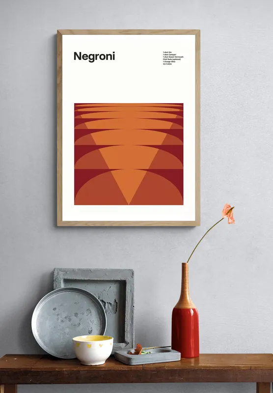 Постер «Коктейли - Негрони» над диваном в гостиной