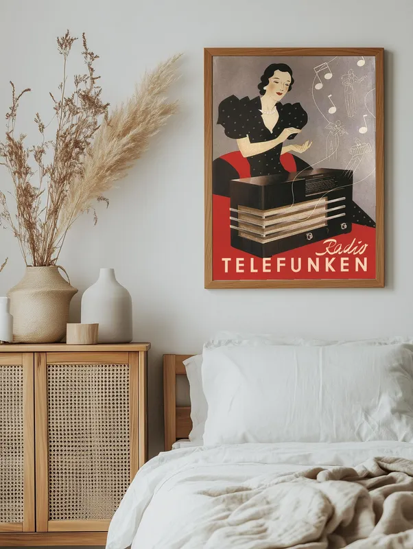 Постер «Ретро-радио» над диваном в гостиной
