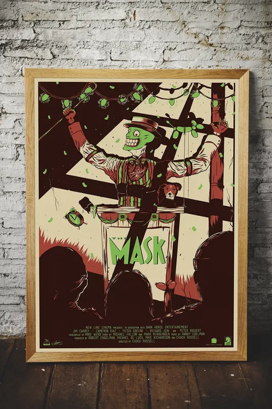 Постер «Маска» над диваном в гостиной