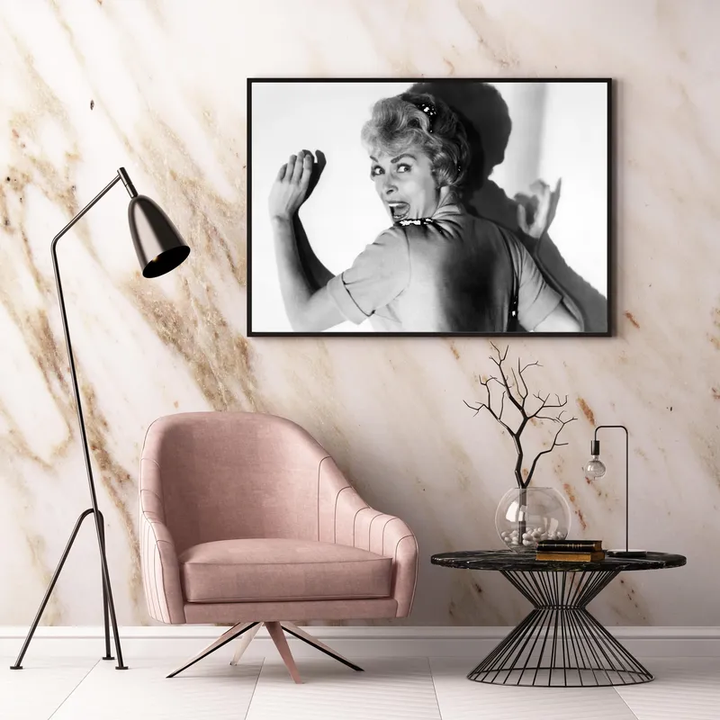 Постер «Психо, 1960» над диваном в гостиной