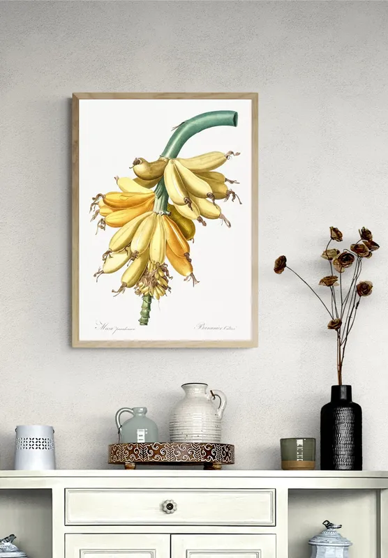 Постер «Фрукты - Банан на ветке» над диваном в гостиной