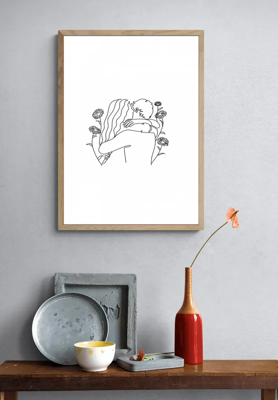 Постер «Линии - Нежные объятия» над диваном в гостиной