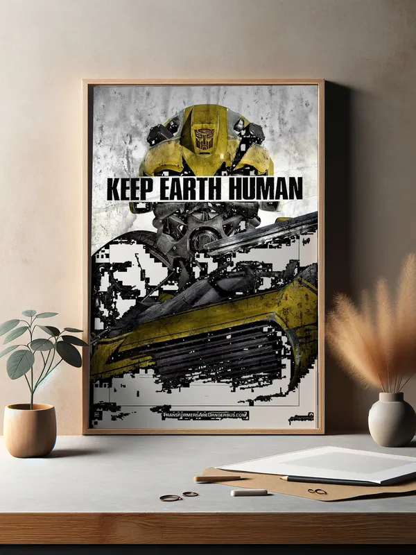 Постер «Трансформеры» над диваном в гостиной