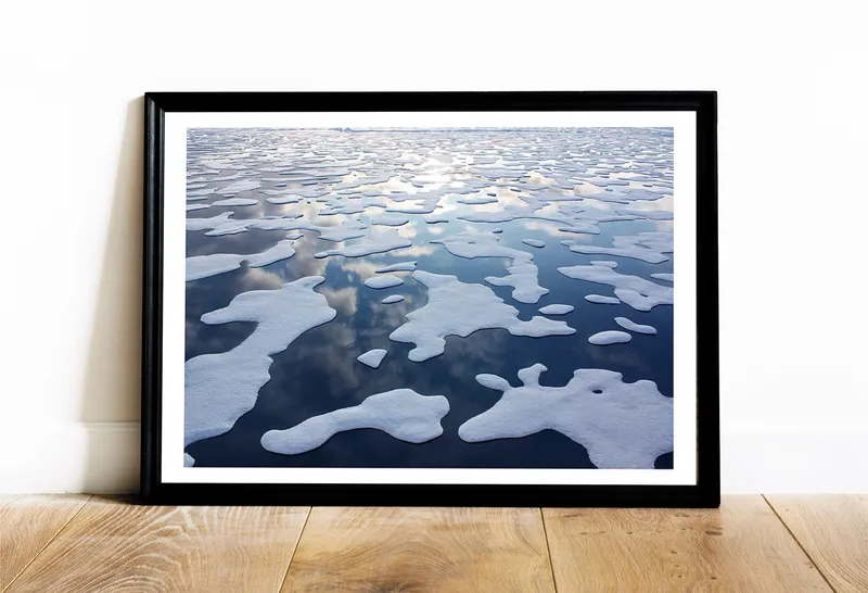 Постер «Ледоход» над диваном в гостиной