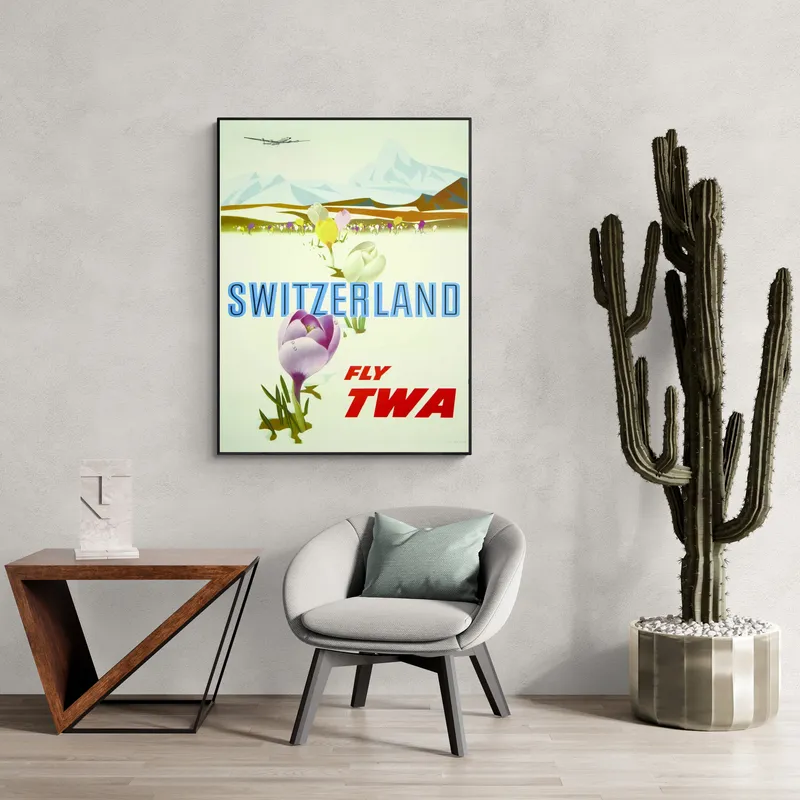 Постер «Прилетайте в Швейцарию» на стене в офисе