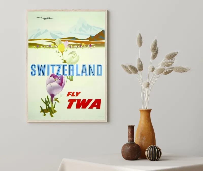 Постер «Прилетайте в Швейцарию» над диваном в гостиной