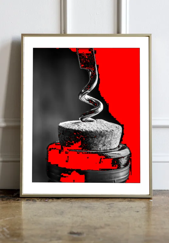 Постер «Эстетичное фото изъятия пробки» над диваном в гостиной