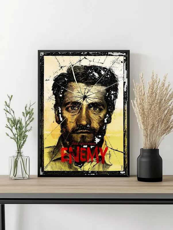 Постер «Постер Враг» над диваном в гостиной
