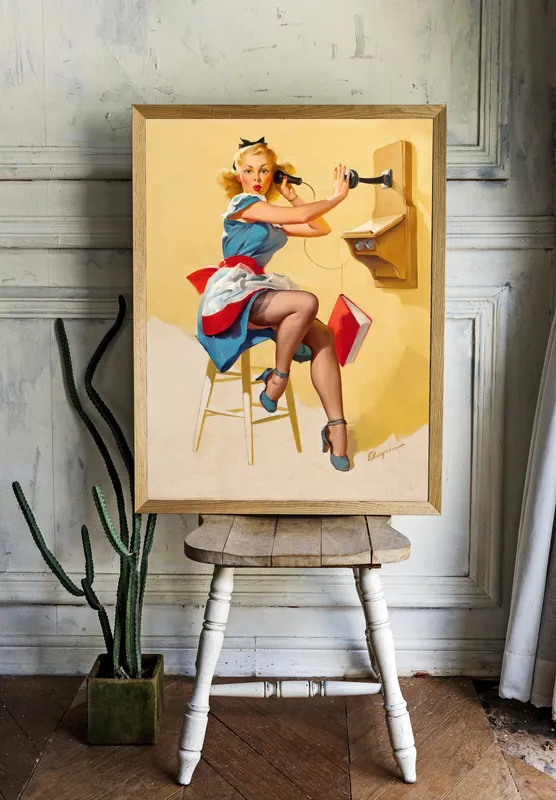 Постер «Разговор по телефону» над диваном в гостиной